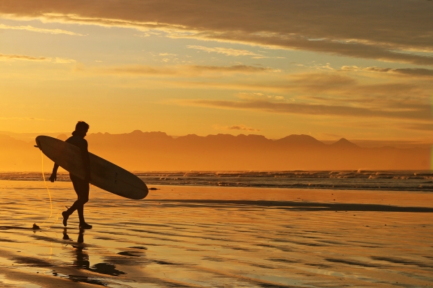 sunrise-surfer